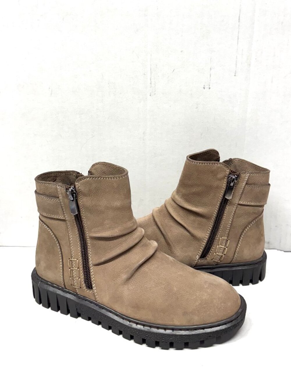 MIZ MOOZ RUCHED NUBUCK LEATHER SIDE ZIP TAUPE 37EU / 7US NEW # Z-257